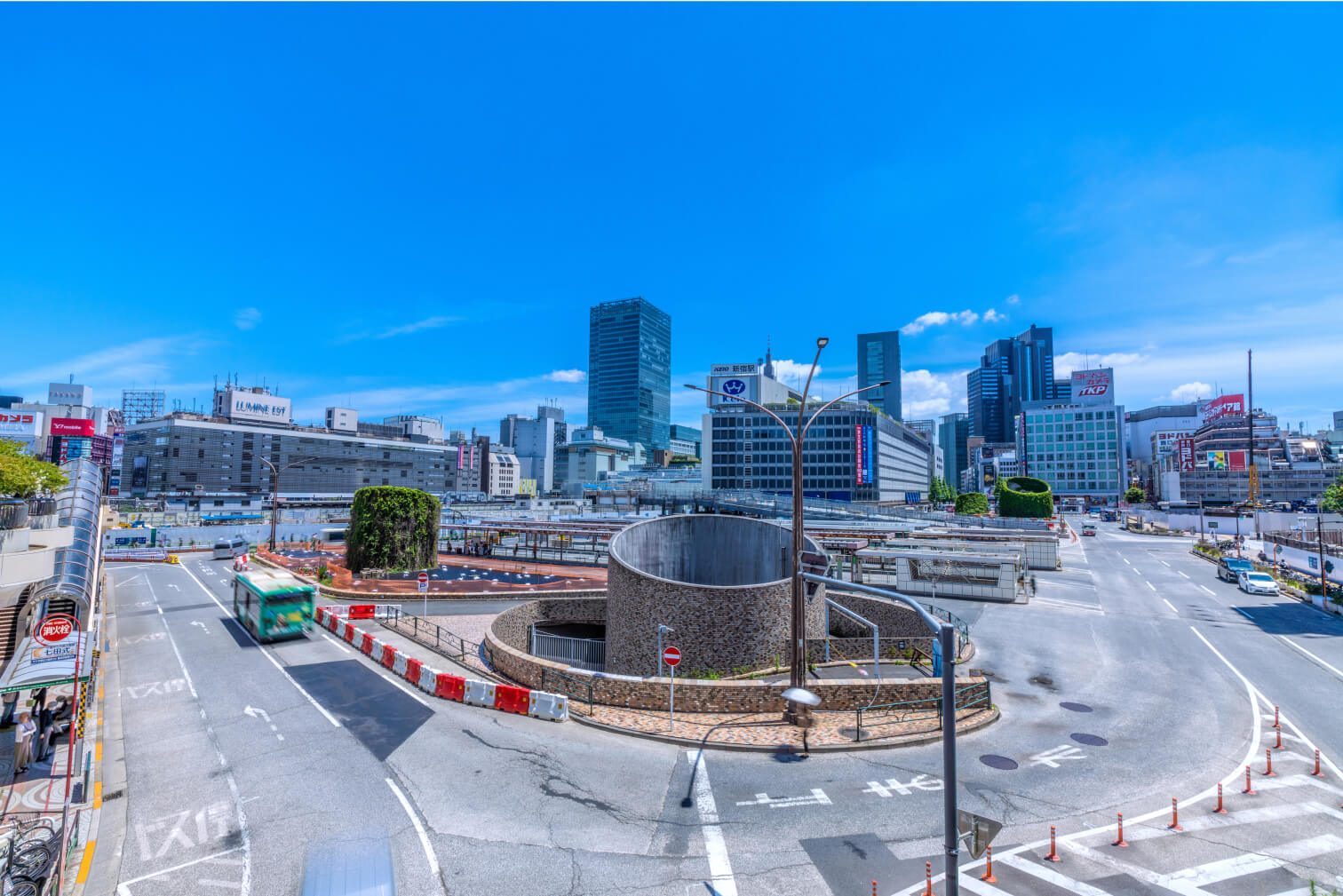 「開発が進む新宿駅西口地区」