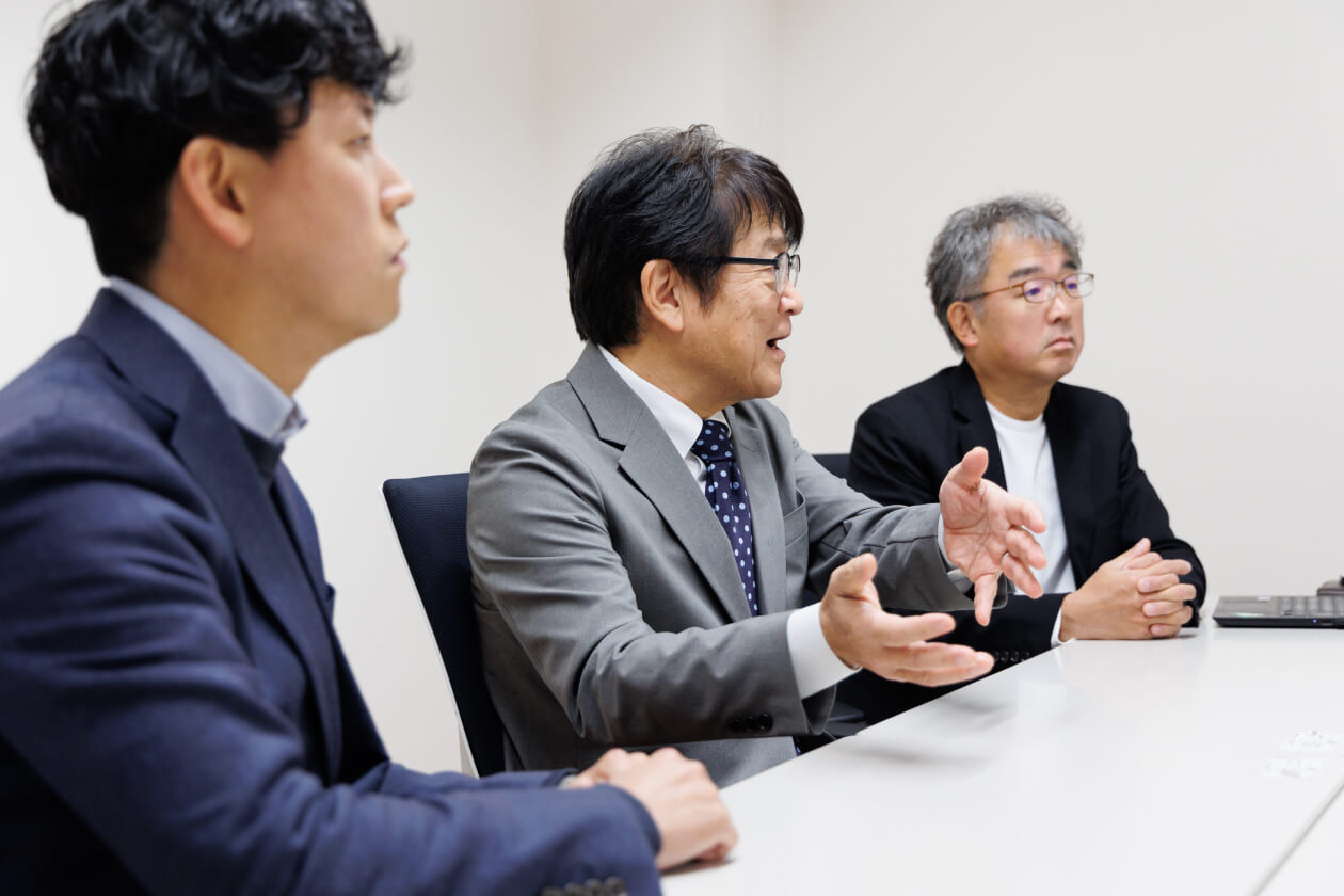 「いまがわ食堂」の開発時を語り合っている写真