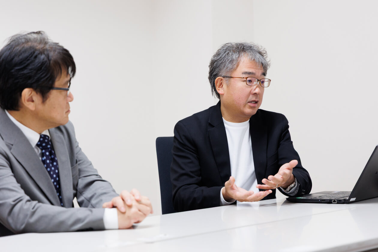 「いまがわ食堂」の開発時を語り合っている写真