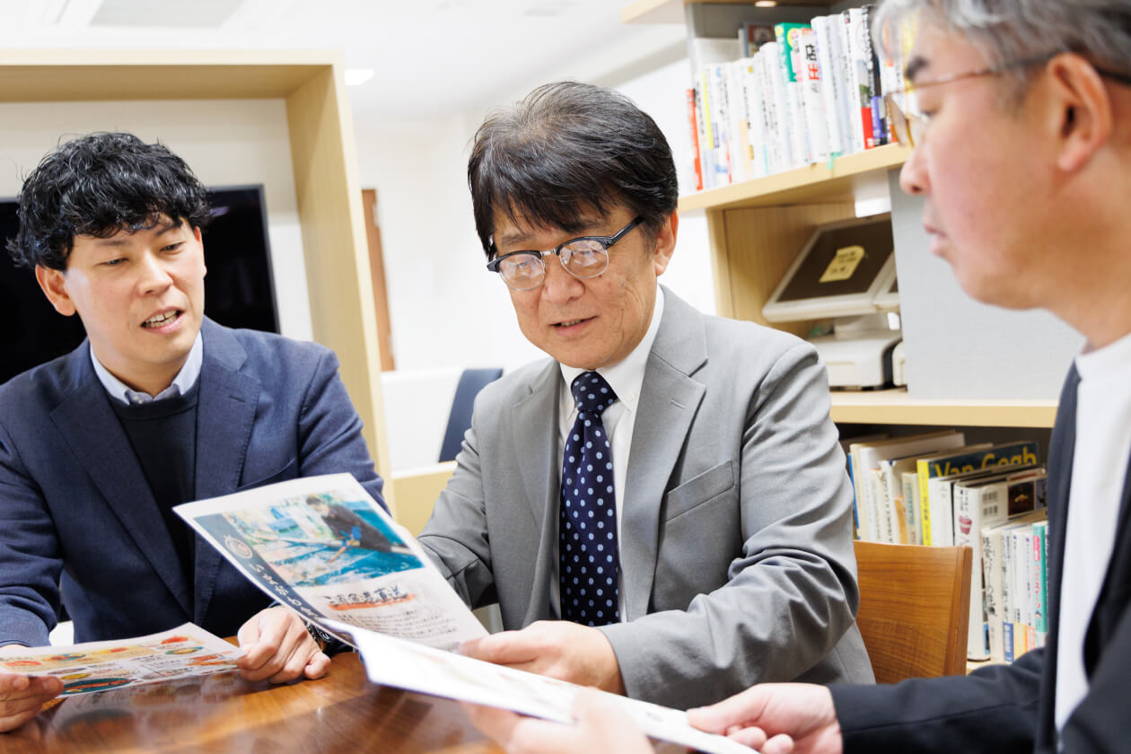 「いまがわ食堂」の開発時を語り合っている写真