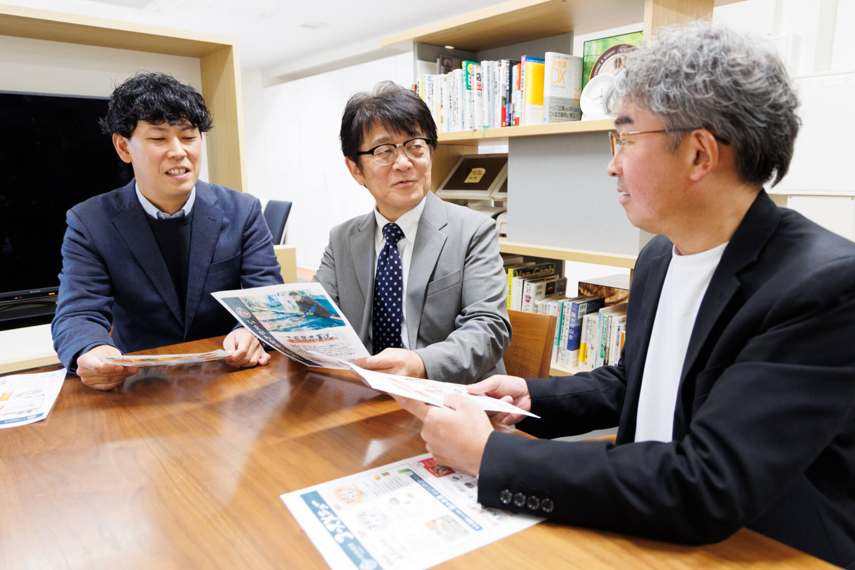 「いまがわ食堂」の開発時を語り合っている写真