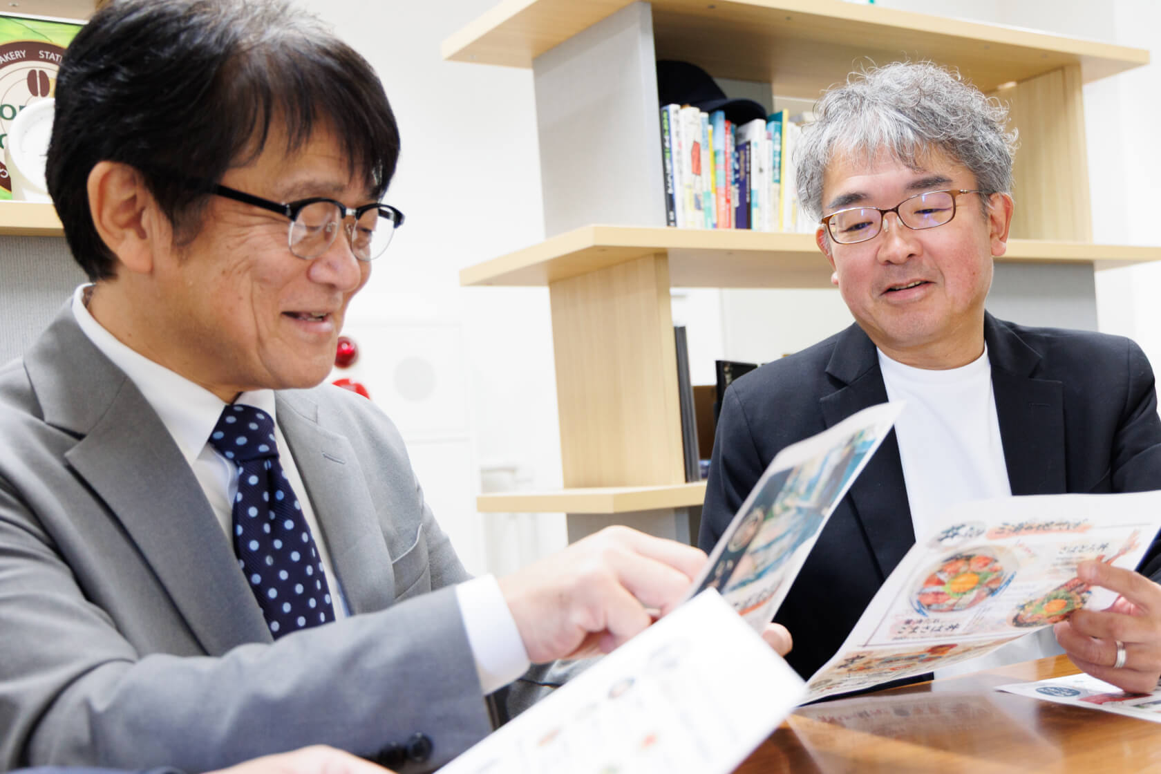 「いまがわ食堂」の開発時を語り合っている写真