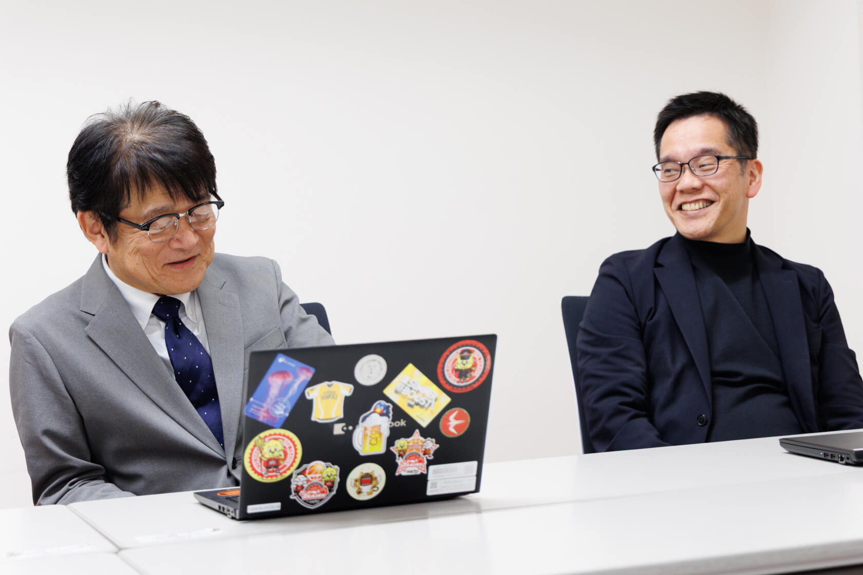 「ビナキッチン」の開発時を語り合っている写真