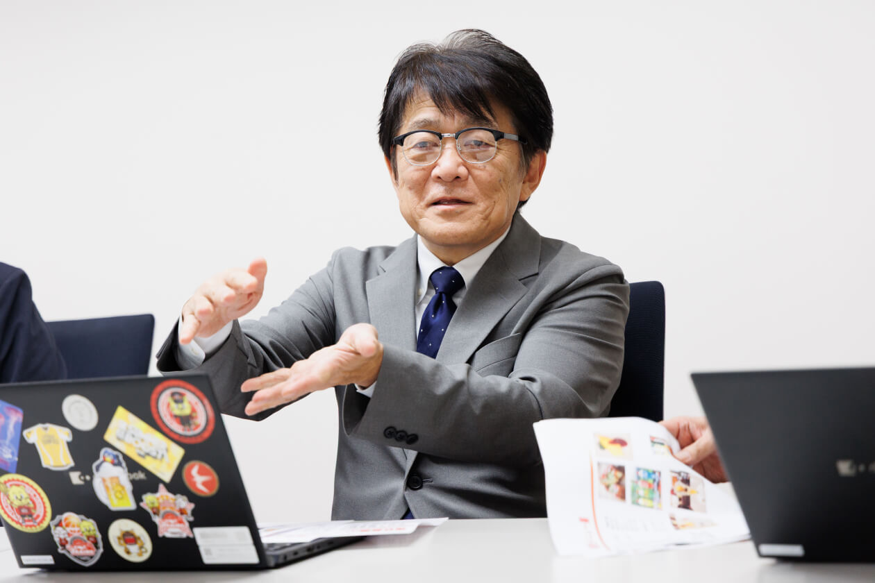 「ビナキッチン」の開発時を語り合っている写真