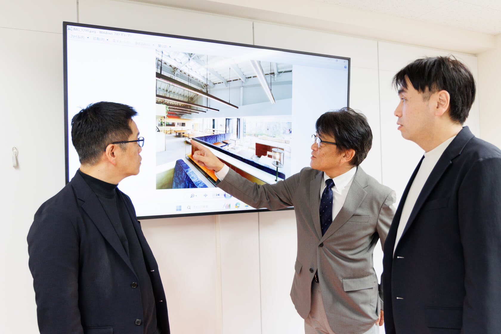 「ビナキッチン」の開発時を語り合っている写真