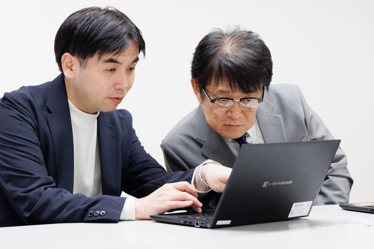 「ビナキッチン」の開発時を語り合っている写真