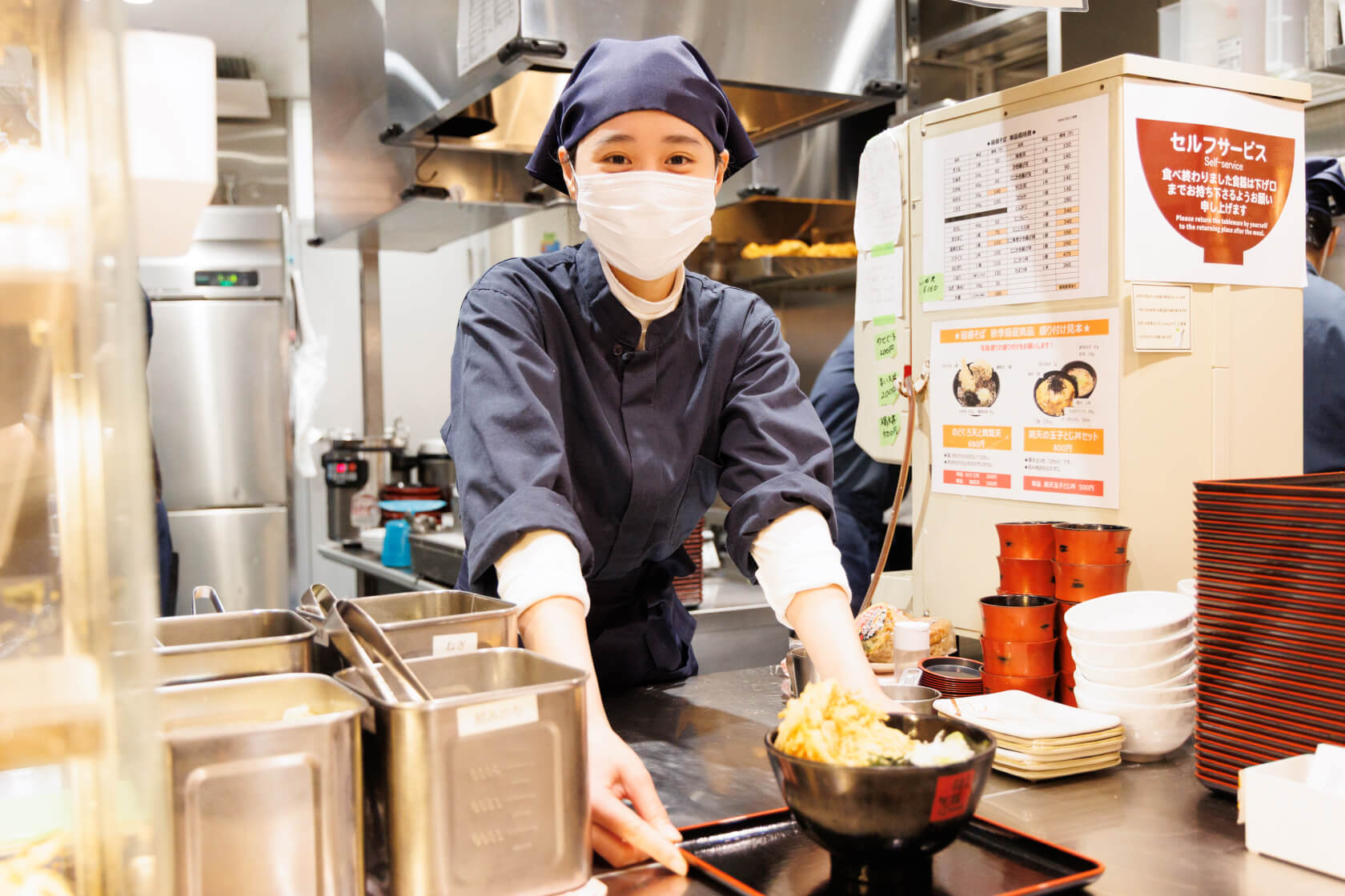 マスク越しでも分かる、明るい笑顔の社員