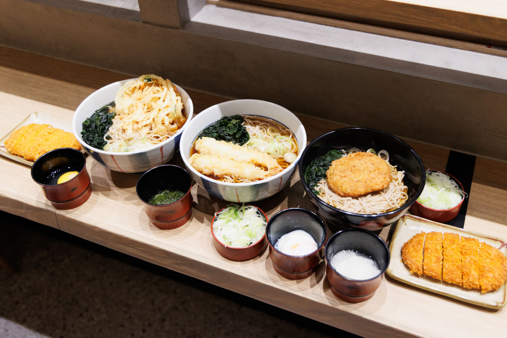 左から、かき揚げ天そば、海老天そば、コロッケそばが並んでいる写真