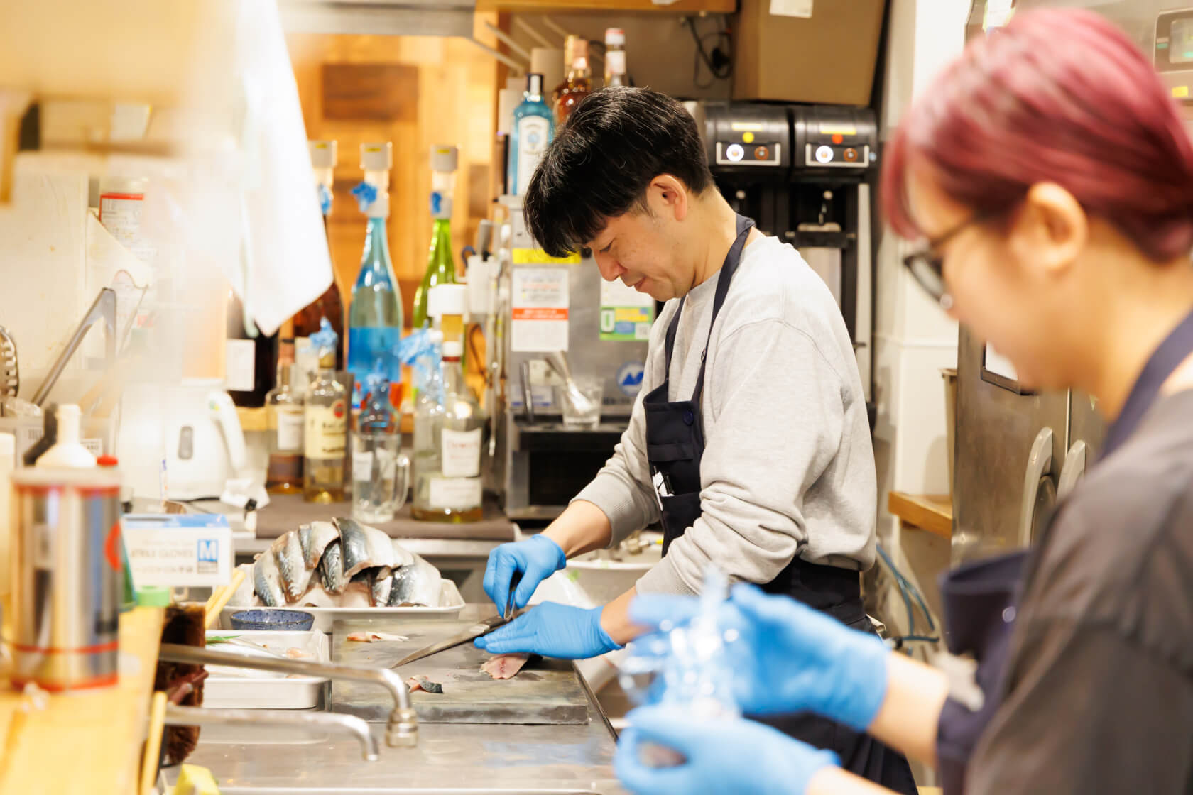 店長がさばをおろしている様子