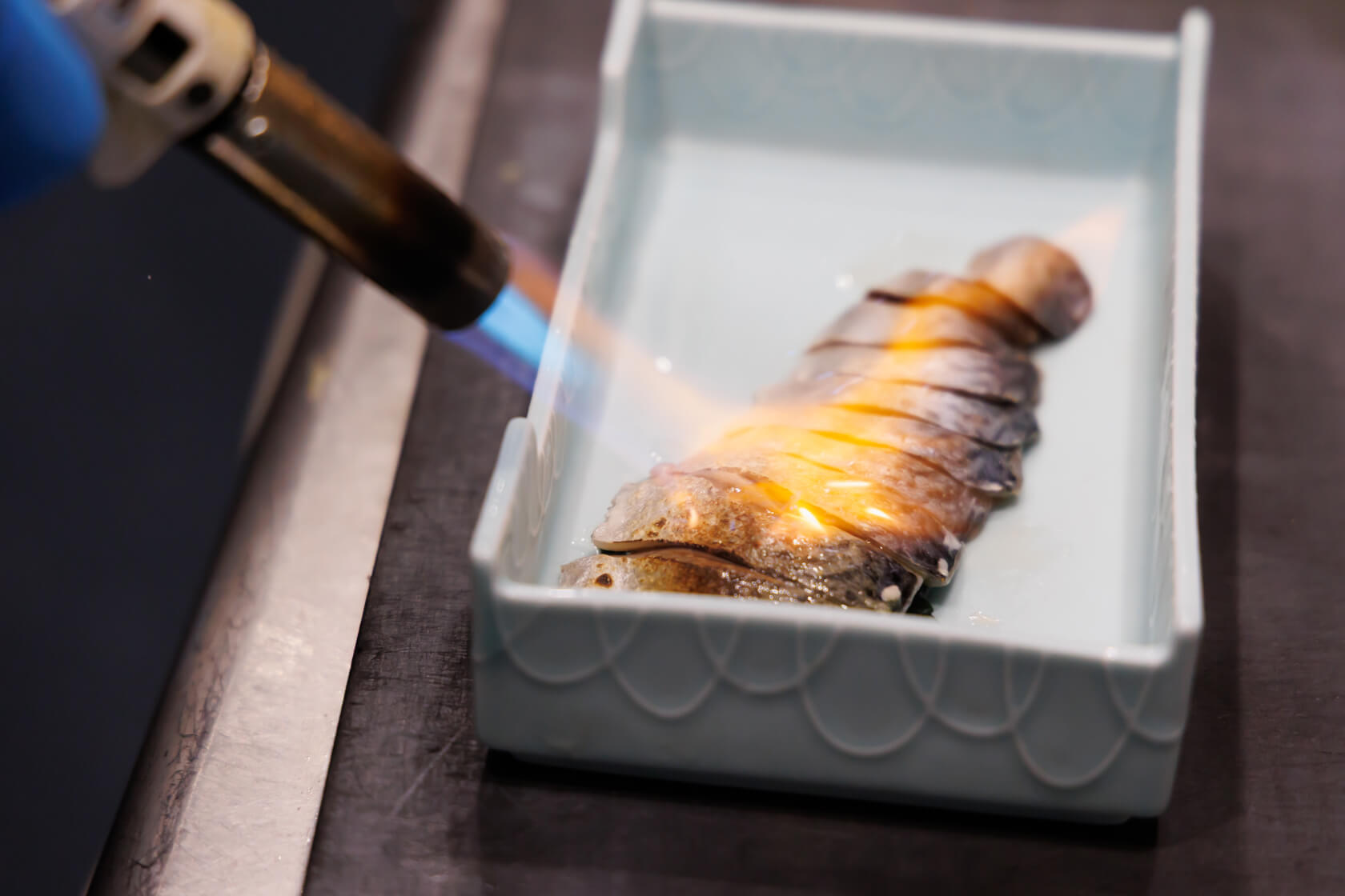 生さばをバナーで炙る様子