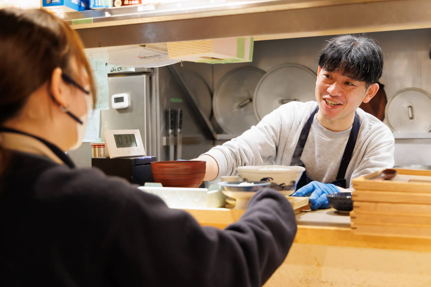 笑顔で働く様子