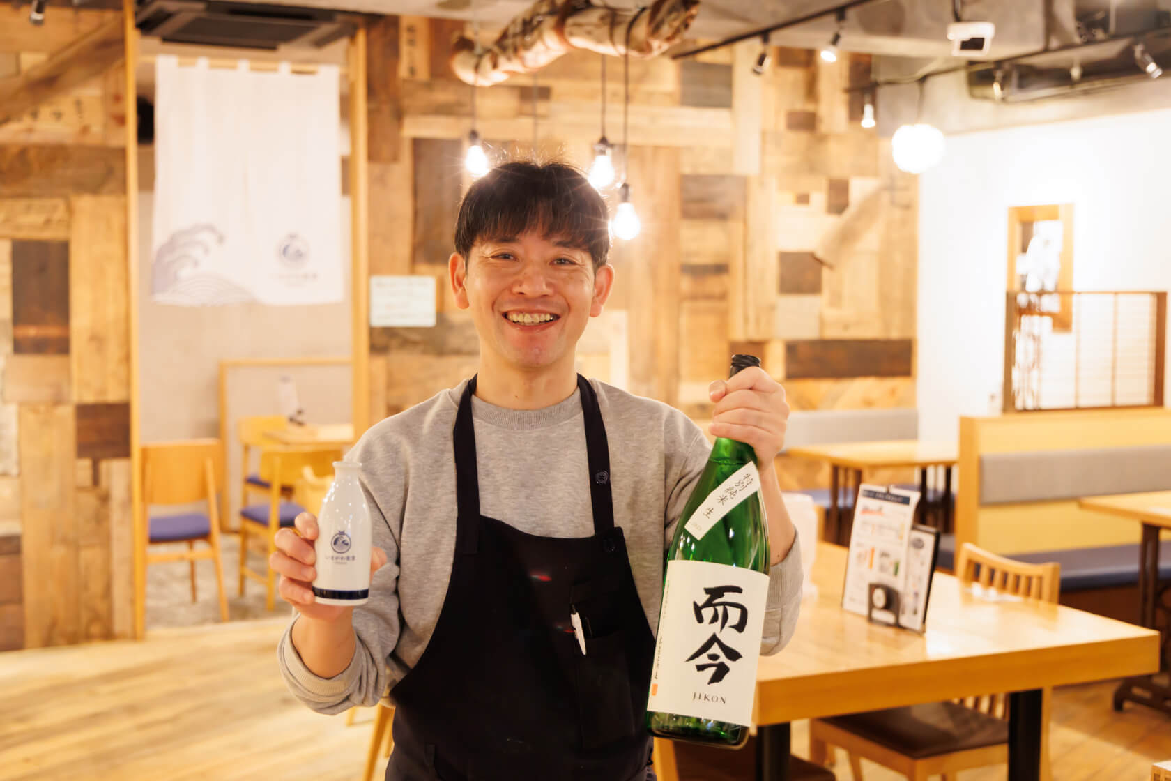 店長がお勧めの日本酒をアピール