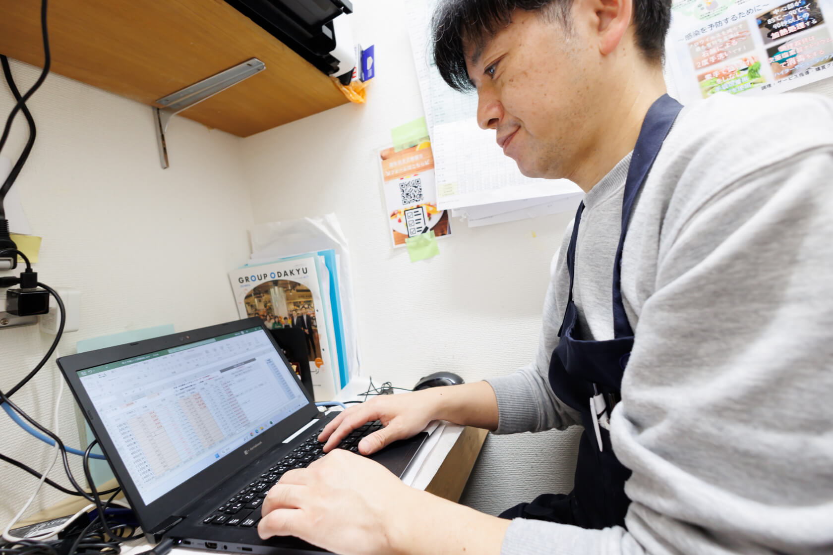 バックヤードでの仕事の様子