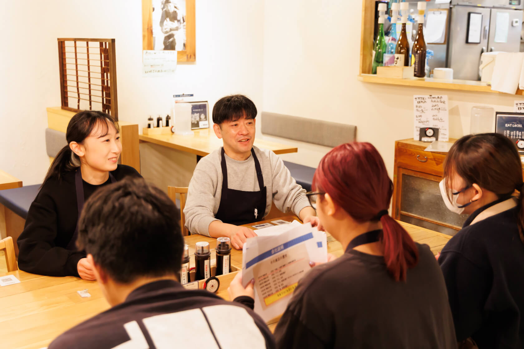 開店前のミーティングの様子