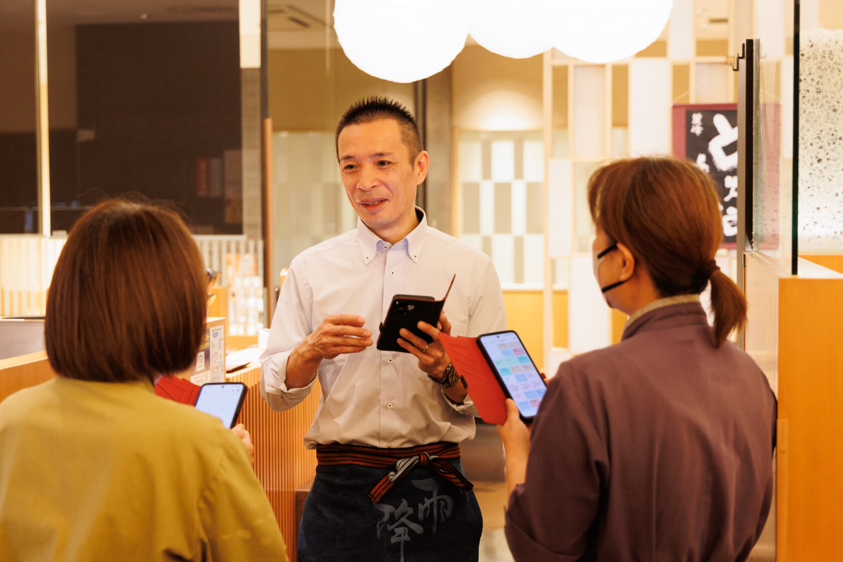 店長がスタッフに指導する様子
