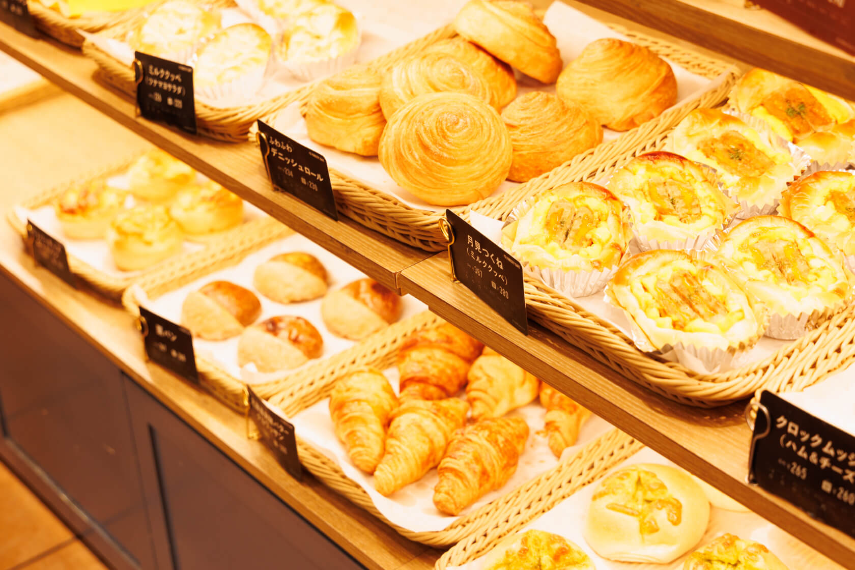 焼き立てのパンが並んでいる