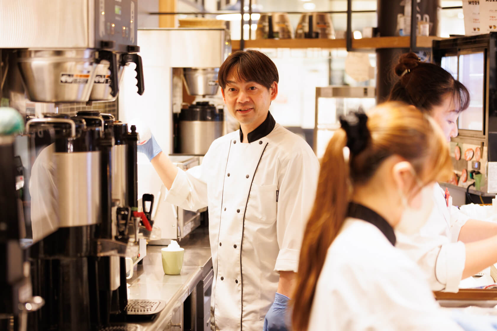 店内に目を配っている店長の写真