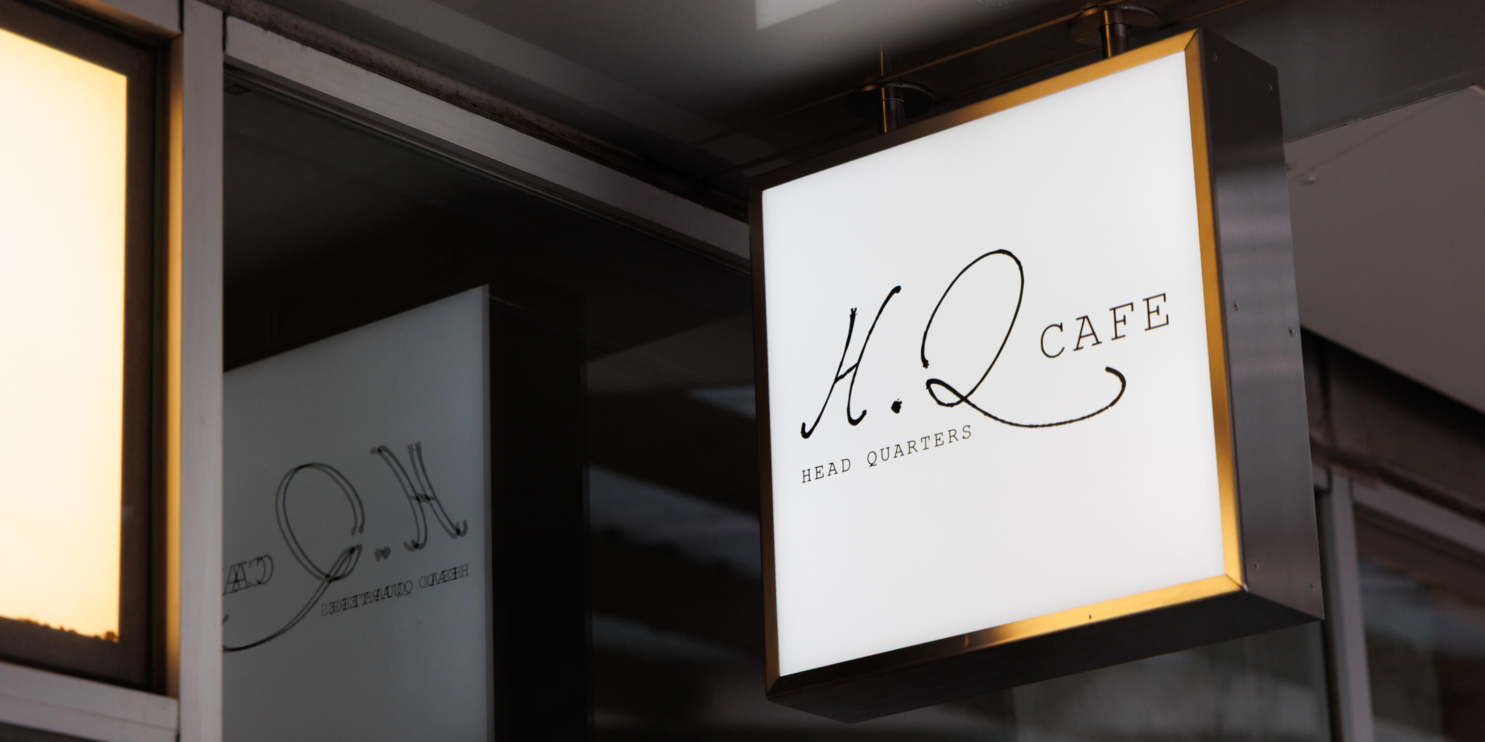 Head Quarters Cafeの看板の写真