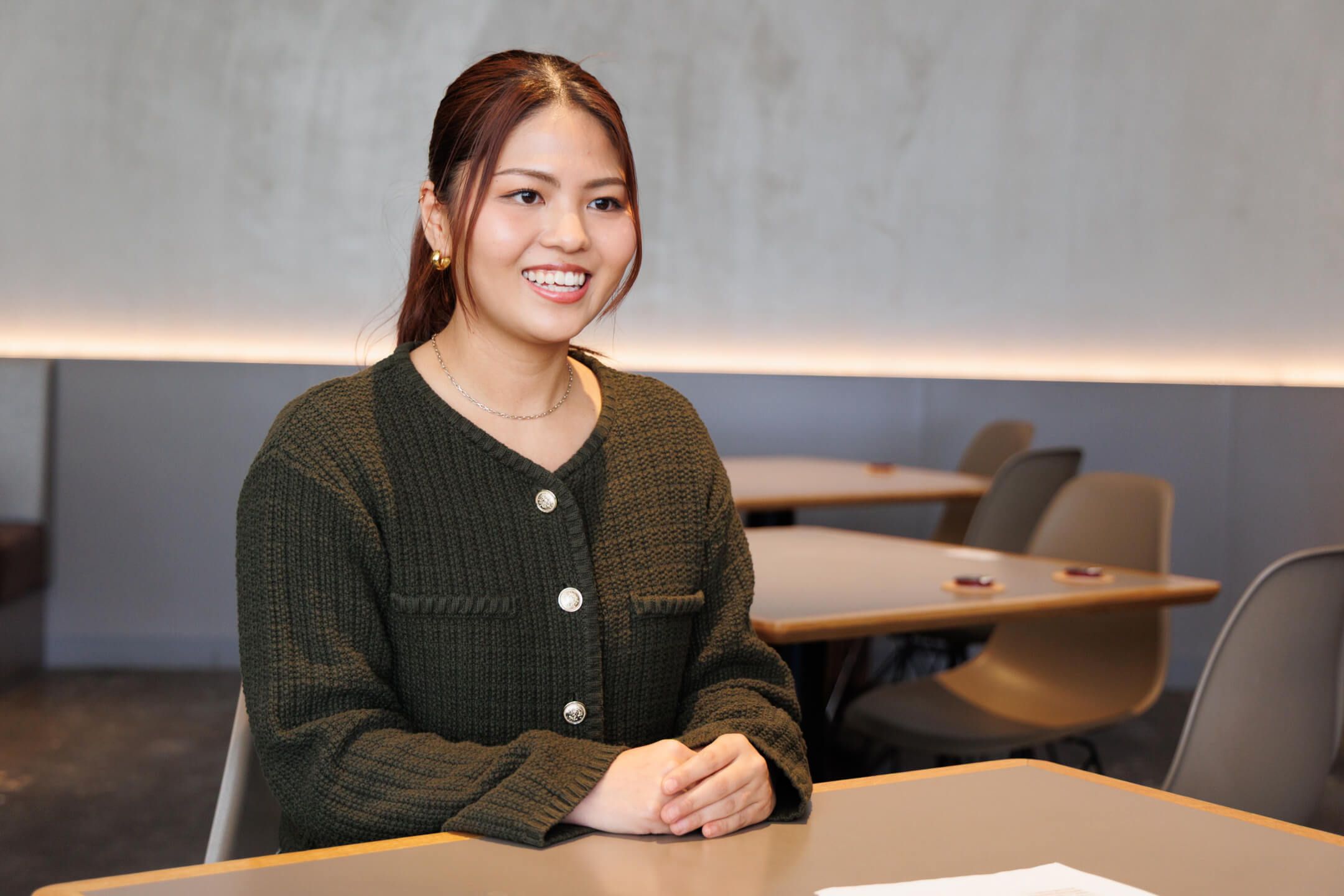 机を挟んでインタビューに応じ、和やかに談笑する様子