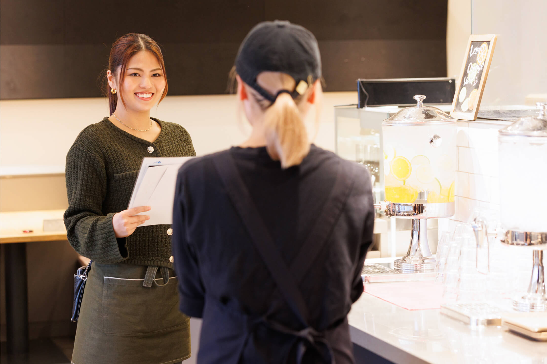 スタッフと同じ目線で、笑顔を交えながら相談に乗る様子