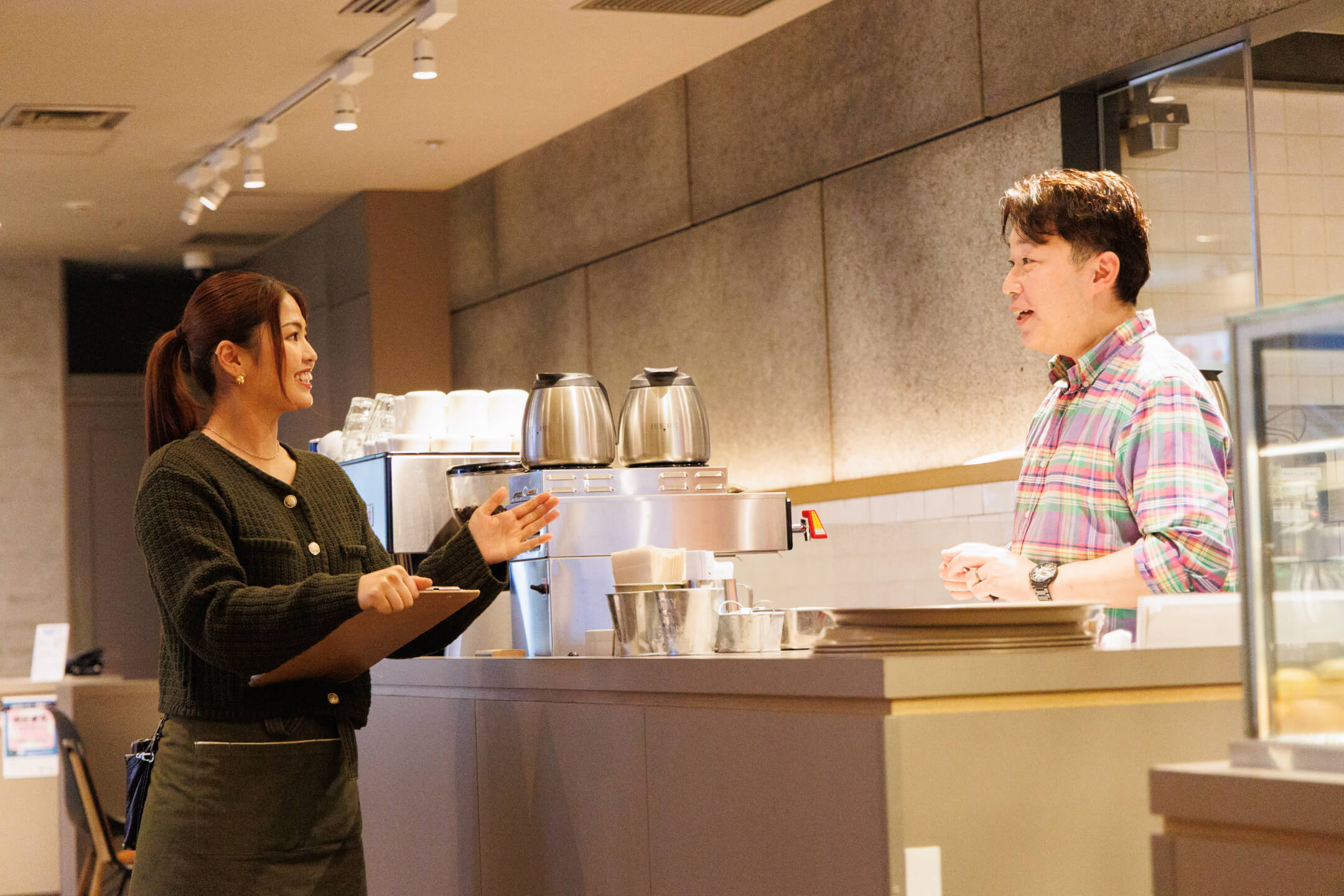 カウンター越しにスタッフと打ち合わせをする、日常の風景