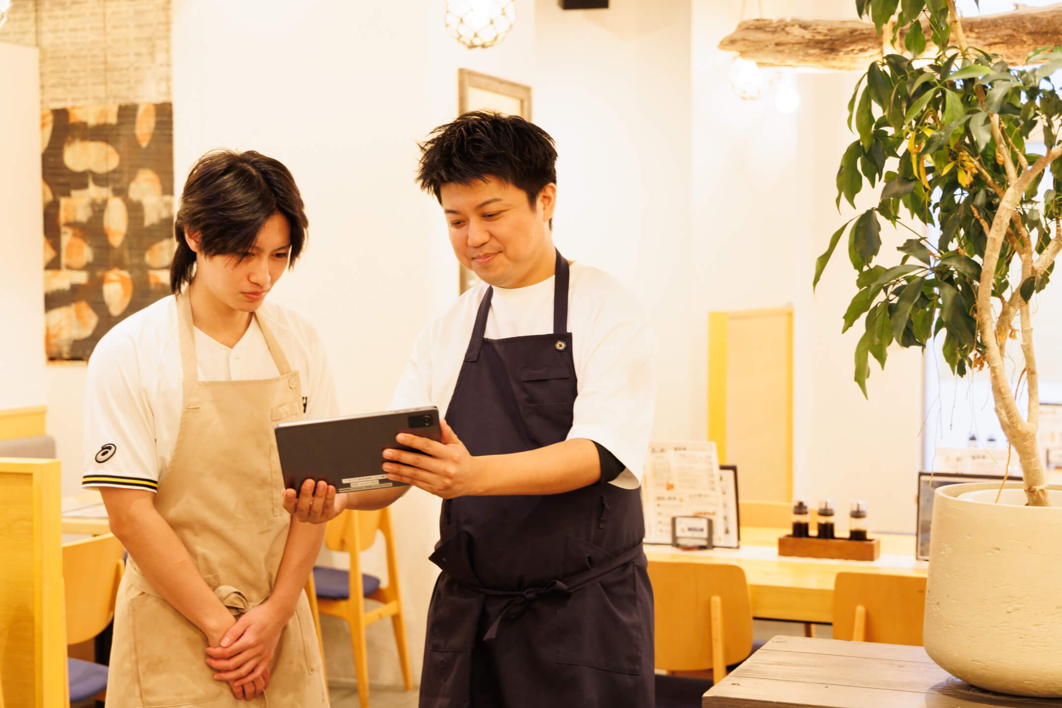 タブレットの画面を見せながら、分かりやすくスタッフと意思疎通を図る様子