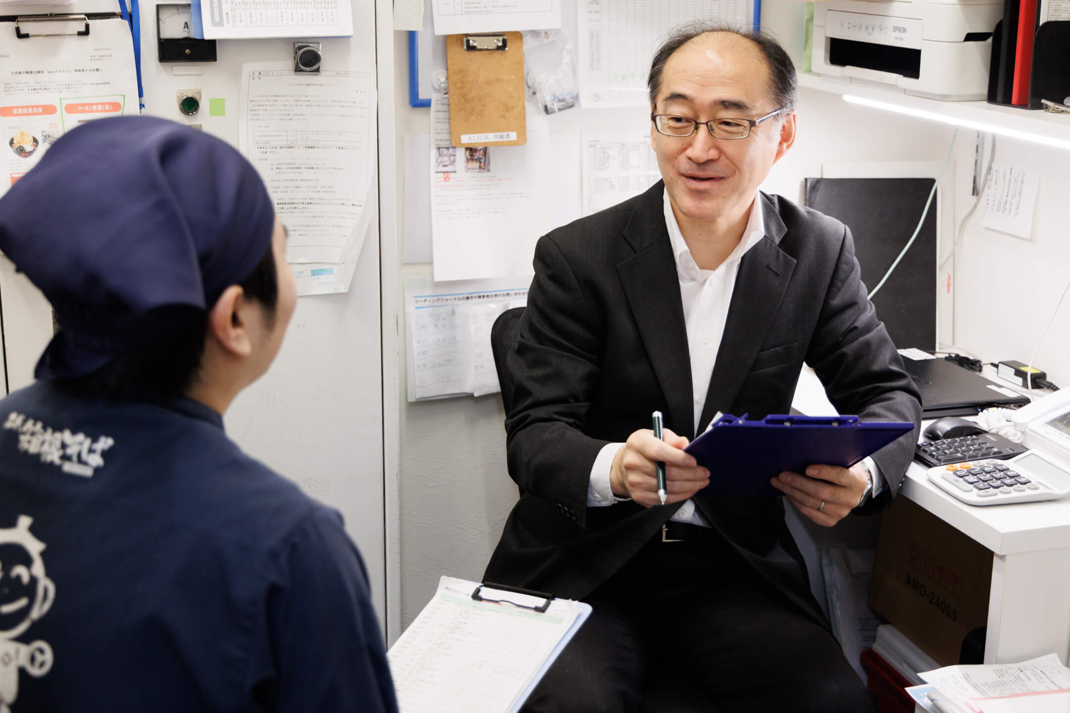 真剣な表情で、一つひとつ丁寧にどんぶりへ盛り付けをする様子