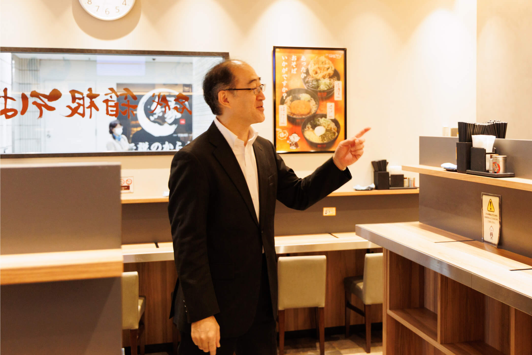 スタッフからの質問に対し、作業の手を止めて丁寧に答える様子