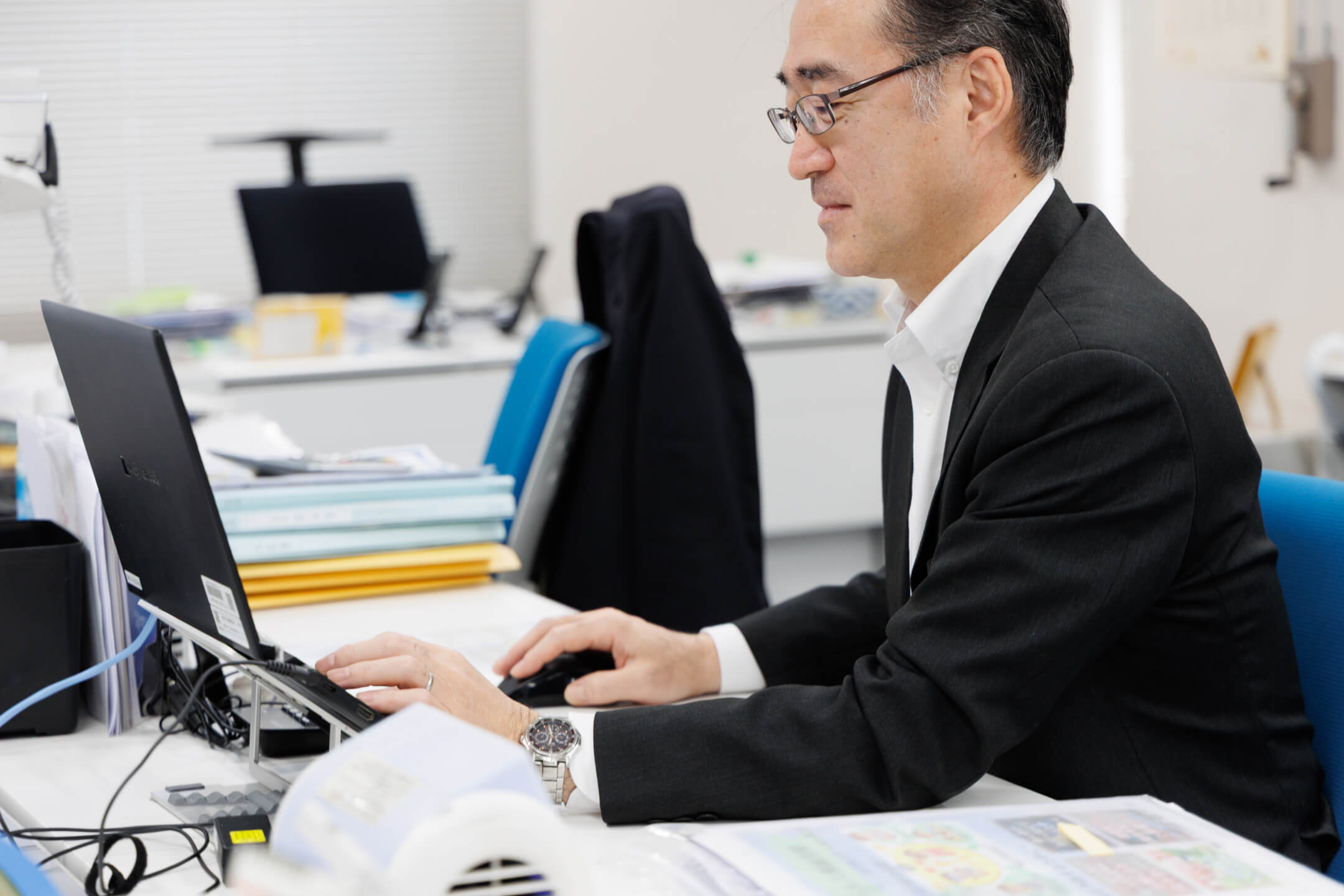 パソコンに向かい、現場の情報をまとめている事務作業の風景